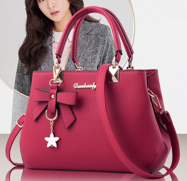 Модная женская сумка с брелком 379А фото
