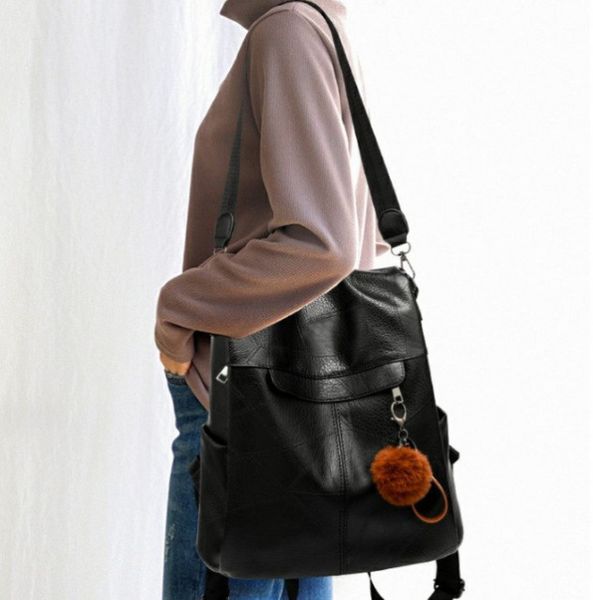 Женский рюкзак сумка с меховым брелком 448 фото