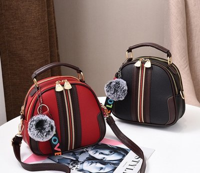 Женская маленькая сумочка с меховым брелком, мини-сумка с меховой подвеской, сумка эко кожа 649 фото