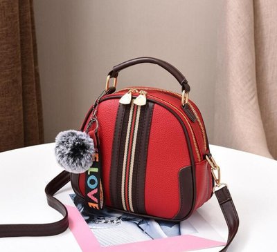 Женская маленькая сумочка с меховым брелком, мини-сумка с меховой подвеской, сумка эко кожа Красный 649К фото