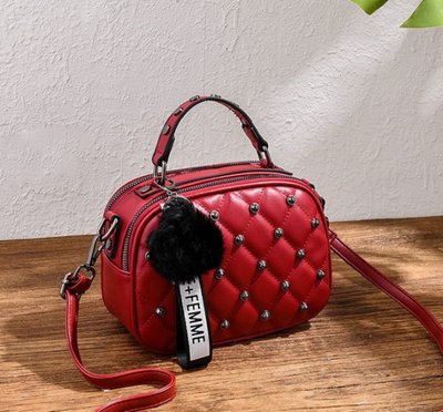 Женская мини сумка с меховой подвеской. Маленькая сумочка для девушек стеганная с меховым брелком Красный 570К фото
