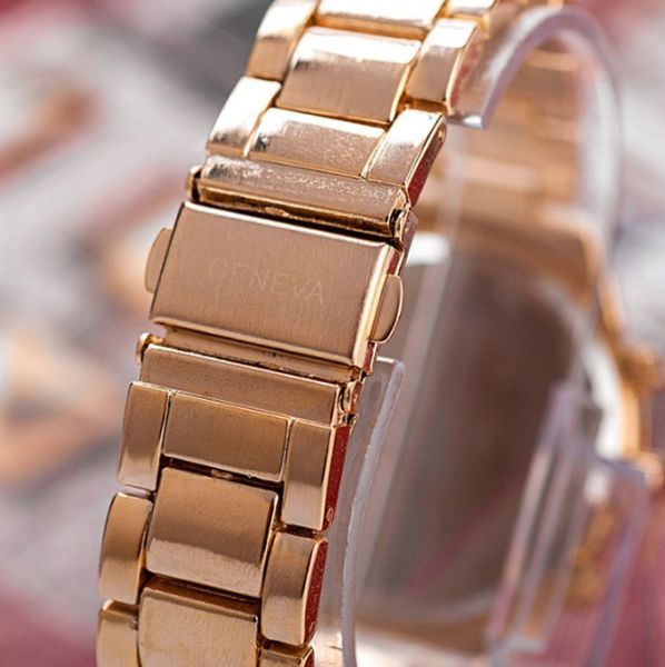 Стильные женские часы с камнями на браслете 114 фото