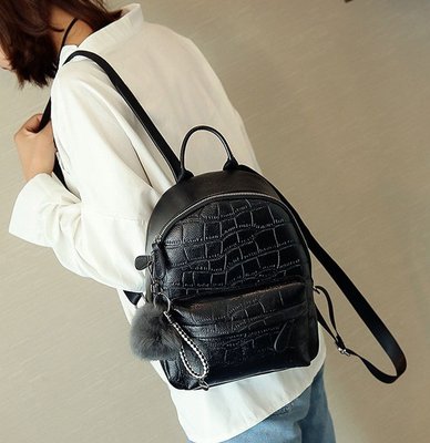 Стильный женский рюкзак с меховым брелком 573 фото